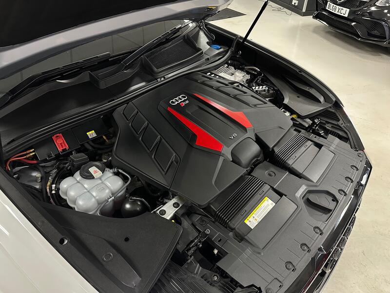 AUDI RSQ8