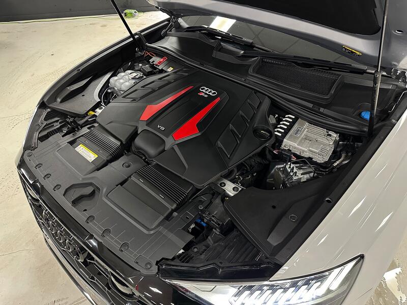 AUDI RSQ8