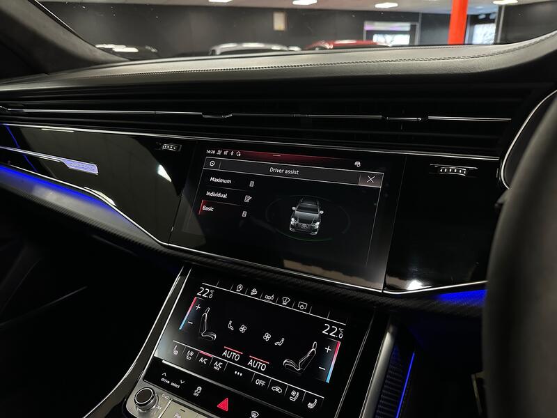 AUDI RSQ8