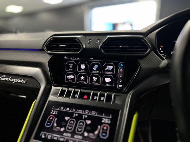 LAMBORGHINI URUS